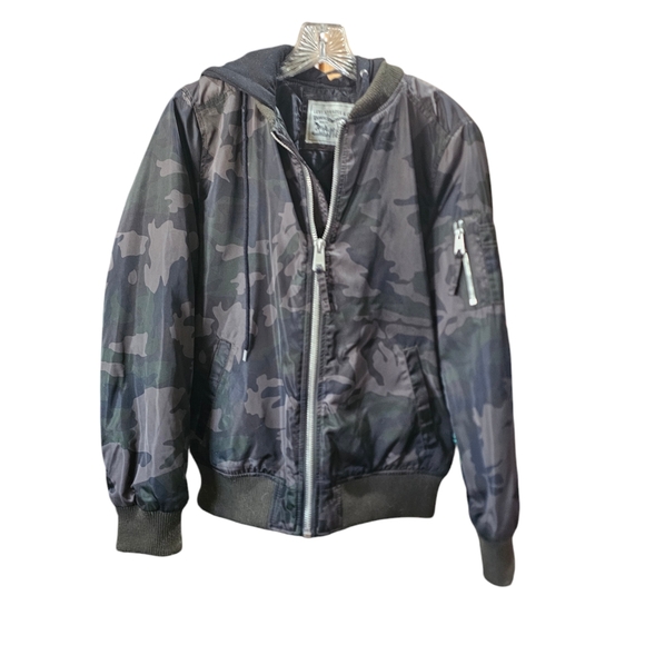 Levi’s Women’s Flight Bomber Jacket with Hood Green Camo Size M NWOT MSRP $160 - Picture 3 of 8